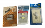 Lote de 3 peças NOS (New Old Stock) de elétrica e hidráulica: 1 Kit prolongador Deca, 1 Interruptor Duplo Pial Legrand (modelo antigo) e 1 Controle Eletrônico Bivolt para Ventilador de Teto Resort.