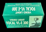 Iluminador para vídeo Focal VL-E 300 com lâmpada halógena de 300W, acompanha caixa original, manual de instruções e notas fiscais. Sem testes executados, no estado.