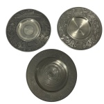 Lote de 3 pratos comemorativos de estanho malaio (97% estanho), incluindo peças da Panang Pewter, Selwin Pewter e Selangor Pewter (Royal Selangor). Os pratos celebram a Yayasan Sabah (Fundação Sabah) e o Seminário de Plantação Florestal de Sabah de 1987. Marcas do tempo. -dim- 20d