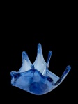 Taça/fruteira produzida em  vidro estilo Murano azul. Peça de arte em vidro soprado, com formato orgânico e bordas elevadas, ideal para decoração. Marcas do tempo. -dim- 30x33x27