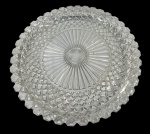 Belíssimo prato raso grande de vidro da linha Duralex Diamante, com relevo de losangos e raios de sol. Marcas do tempo. -dim- 35d