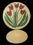 Centro de mesa artesanal em mosaico de pastilhas de vidro com motivo floral de tulipas sobre base circular de MDF. Inclui base adicional de MDF para elevação ou uso como pedestal. -dim- 48d