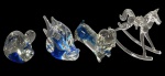 Lote com 4 miniaturas em vidro de estilo Murano, sendo 3 peças com detalhes em azul e 1 totalmente transparente. Marcas do tempo. -dim- 9x4x8a maior/ 7x3,5x4 menor