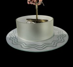 Luminária de teto pendente vintage com cúpulas duplas de vidro (uma transparente e uma fosca) e três soquetes de cerâmica, com estrutura em metal. -dim- 37d x 25a