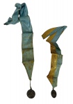 Lote contendo 2 insígnias históricas da Congregação Mariana, incluindo uma oval tipo Medalha Milagrosa e uma redonda com Sagrado Coração de Jesus/N. Sra. Aparecida, ambas em metal prateado e com fitas de tecido azul, sendo uma delas dourada. Marcas do tempo. -dim- 2x3 oval 3,5d redonda