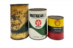 Lote de três latas antigas de óleo e graxa lubrificante das marcas Texaco (Marfak, Multigear EP) e Shell (Motor Oil), de 500 ml a 1 kg, em metal, com evidente desgaste de época. Excelente para colecionadores de automobilia e memorabilia industrial. -dim- menor 8,5d 10a maior 10,5d 18a.