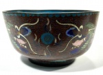 Tigela chinesa em bronze esmaltado cloisonné, apresentando rica decoração representando dois dragões e interior em azul turquesa, marcas do tempo. -dim- 10d x 5a