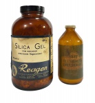 Lote contendo 2 embalagens antigas de produtos químicos brasileiros: Sílica Gel Reagen (Quimbrás, 500g, Rio de Janeiro) e Óleo Mineral Emulsionável aimy (250 ml), ambas em frascos de vidro âmbar com conteúdo. Lote de colecionismo de material laboratorial/agrícola vintage, em estado conforme fotos.