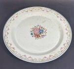 Barros Loureiro&filhos - Grande prato para bolo produzido em porcelana na cor branca com florão ao centro e arabescos nas bordas - dim - 31 cm de diâmetro