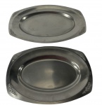 Lote com duas bandejas ovais produzidas em metal prateado, com detalhes em relevo nas bordas. Marcas do tempo. -dim- 23x37 maior / 20x31 menor