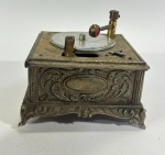 Antiga caixa à corda musical e isqueiro produzido no Japão faltando um dos pés, funcionando sem garantia futura e revisão necessária. - 9 de diâmetros e 9 cm de altura