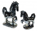 Duas esculturas de cerâmica com pintura metalizada ao estilo furtacor no formato de cavalos galopantes , infimos bicado no rosto do maior, marcas do tempo- dim - maior - 26x10x31 e menor - 19x8x20