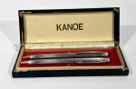 Lote com 2 peças sendo uma lapiseira e uma caneta ambas prateadas da marca Kanoe, acompanha caixa. Caneta não acompanha carga.