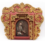 ESCOLA BOLIVIANA - Oratório de parede ,representando Maria, Nossa Senhora , com a mão esquerda estendida à frente. Rica moldura em madeira, ornamentada por volutas e folhagens, esculpidas e douradas em alto relevo, aplicadas sobre fundo recortado e patinado em vermelho com pequena prateleira à frente. Séc. XVIII. MI 38,0 cm X 29,0 cm e ME 87,0 cm X 99,0 cm.