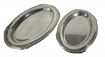 Lote composto por duas travessas Tramontina ovais produzidas em Inox prateado, com bordas decoradas e dimensões distintas. Marcas do tempo -dim- 32x48 maior / 28x42 menor