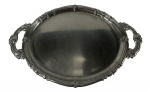 Bandeja oval decorativa Wolffinox em aço inox, com detalhes ornamentados nas bordas e alças. Marcas do tempo. -dim- 31x50