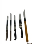 Lote de 5 facas de cozinha, variando em tamanho e tipo de lâmina. O lote inclui facas com cabo de madeira e cabo preto, algumas com lâmina serrilhada. Marcas do tempo. -dim- 40 maior 30 menor