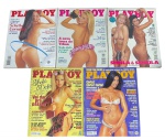 Lote misto de colecionismo: 5 Revistas Playboy Brasil de 1998-2002 (destaque para Scheila Carvalho e Sheila Mello), marcas do tempo.