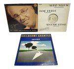 Lote com3 LPs brasileiros variados, incluindo Guilherme Arantes - `Amanhã` (1983), Pe. Jonas Abib - `Eu e Minha Casa Serviremos ao Senhor` e um single promocional da gravadora Som Livre com Altay Veloso, Jane Duboc e Augusto Cesar. Marcas do tempo.