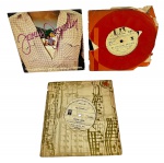 Lote com 3 compactos de vinil (7`, 45 RPM) com capas originais em estado de uso: `Túnel do Amor` de Celly Campello, `A Woman Left Lonely` de Janis Joplin e `The World Is a Ghetto` de War. Marcas do tempo.