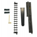 Lote de Acessórios e Trilhos Extras Ferrorama Estrela: Inclui trilho reto, trilho desengate com alavanca, peça de túnel/rampa, sinaleiro/poste e duas placas diversas. Marcas do tempo.