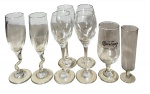 Lote misto de 8 taças e cálices em vidro/cristal de modelos variados, incluindo par de flutes com haste torcida e taça comemorativa (2005/2006), ínfimos bicados em algumas poucas peças. Marcas do tempo. -dim- 5d x 21a haste torcida/Taça c 4 5d 21,5a /Caça 6d 17a /fino 4,5d 17a. 