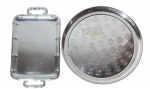 Lote de 2 bandejas de metal: 1 Viel Redonda Aço Inox 40cm (Cod. 1306) e 1 Wolffinox Retangular decorativa, em metal prateado, com alças em relevo estilo bambu. Marcas do tempo. -dim- 40d redonda / 24x42 Wolffinox. 