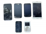 Lote único de 6 aparelhos celulares e smartphones multimarcas (Motorola, Sony, Samsung) em estado de sucata/peças, sem testes, com telas quebradas/danificadas na maioria, ideal para reaproveitamento de componentes ou reciclagem. 