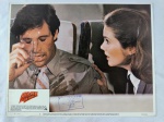 LOBBY-CARD DO FILME: AIRPLANE II: THE SEQUEL  (APERTEM OS CINTOS...O PILOTO SUMIU 2, 1982) - 28X36CM - ORIGINAL U.S.A - COM CARIMBO DO DEPARTAMENTO DA POLICIA FEDERAL, (TCDP) LEBERADO PARA EXPOSIÇÃO - EM ÓTIMO ESTADO