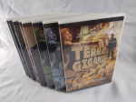 8 DVDS - COLEÇÃO SÉRIE DE TV: TERRA DE GIGANTES - `DUBLADO` VOLUMES, 01, 02, 03, 04, 05, 06, 07, 09 - DOIS EPISÓDIOs CADA DVD - EM ÓTIMO ESTADO - Terra de Gigantes foi um grande sucesso de Irwin Allen, devido ao seu roteiro e capricho da produção na cenografia, contando sobre um planeta parecido com a terra, porém, com seres gigantes