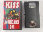 FITA VHS - KISS - SÃO PAULO, BRASIL 1999 - EM BOM ESTADO - GRAVAÇÕES CASEIRAS, ETIQUETA DA FITA COM ANOTAÇÃO A CANETA - SEM TESTES