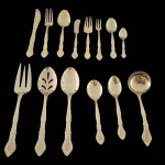 Faqueiro em metal dourado e inox Larondine made in Korea, com cabo lavrado, composto de: 12 facas principais serrilhadas, 12 garfos principais, 12 colheres para sopa, 12 espátulas, 12 garfos para sobremesa, 24 colheres para sobremesa, 12 garfinhos para petiscos, 12 colheres para café, 5 talheres para servir. Total: 112 peças.