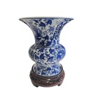 Vaso chinês em porcelana chinesa blue and white com ideogramas, marcado na base, acompanha peanha de madeira, Alt. 25, Diam. 24, peanha Alt. 7 cm.