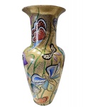 Grande vaso em porcelana policromada  representando borboletas sobre fundo  patinado com folhas de "ouro",  assinado no verso, Cibele Mendes Jordan, Alt. 55, Diam. 26 cm.