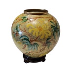 Vaso bojudo em porcelana policromada sobre fundo dourado, acompanha a peanha,  assinado no verso, Cibele Mendes Jordan Alt. 16, Diam. 16 cm.