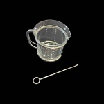 Jarra em vidro com guarnição e mexedor espessurados à prata, by Riva, Alt. E Diam. 13 cm.