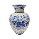 Vaso bojudo Spring Time Patria blue and white, representando flores e pássaros, Alt. 32,D iam. 21 cm.