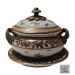 Molheira com presentoir em porcelana europeia policromada com asas e pega em cobre, 15 x 12, Alt.  9 cm.