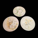 Terno de pratos em porcelana Schmidt pintados à mão representando flores, Diam. 29 cm.