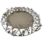 Bandeja circular  fundo cromado emoldurado com folhagens e flores em aço. Diam. 63 cm.