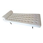 Chaise/Recamier Barcelona em couro capitonet na cor off white, pernas em metal prateado, 190 x 70, Alt. 48 cm. Rolo 70 x 20 cm.