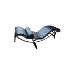 Poltrona Chaise Longue Le Corbusier, estrutura metálica recurvas, estofado em couríssimo negro 80 x 163 x 57 cm.