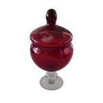 Bombonière em cristal na cor rubi apoiada em haste apoiada em base circular, Alt. 28, Diam. 13 cm.