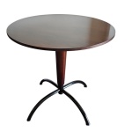 Mesa de apoio com tampo de madeira giratória circular, apoiado em haste de madeira  sustentada por pernas metálicas na cor negra, Diam. 80, Alt. 77 cm.