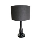 Luminária de mesa para uma luz executado em acrílico negro, cúpula em pergaminho forrado de negro, Alt. 49, Diam. 27 cm.