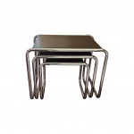 Mesa ninho Marcel Breuer com três nichos, tampo de madeira e estrutura metálica, 56 x 40, Alt. 54 cm. a 36 x 30, Alt. 35 cm.