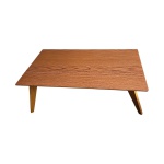 Mesa de centro em madeira com tampo retangular sustentada por pernas retas, 52 x 90, Alt. 34 cm.