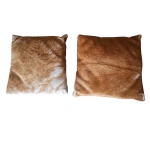 Par de almofadas executadas em couro bovino, com fecho écláir, 36 x 36 cm,
