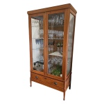 Cristaleira em madeira nobre, duas portas frontais e laterais envidraçadas, 4 prateleiras de vidro, 1 de madeira, um gavetão na parte inferior, 106 x 51, Alt. 207 cm.