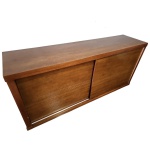 Arca aparador em madeira nobre com tampo sobre corpo retangular,  duas portas de correr, 2 gavetas e duas prateleiras, uma das laterais com pequeno arranhado, 180 x 46, Alt. 80 cm.